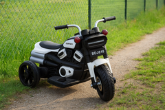 Električni Motor na Akumulator – Snaga, Stil i Zabava za Najmlađe!