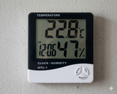 🌡️⏰ DIGITALNI TERMOMETAR + HIGROMETAR + SAT – 5U1 PAMETNI MJERAČ ZA SVAKI PROSTOR! 💧📊