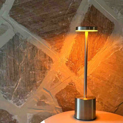 Moderna LED Stolna Lampa sa Punjivom Funkcijom