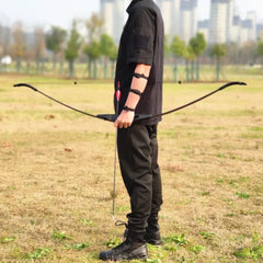 Luk z napetimi 3 strijelami za izjemno natančnost