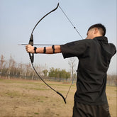 Luk z napetimi 3 strijelami za izjemno natančnost