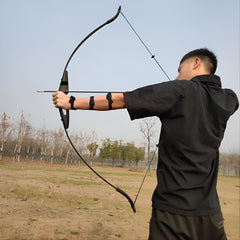 Luk z napetimi 3 strijelami za izjemno natančnost