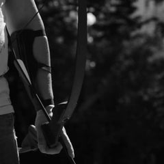 Luk z napetimi 3 strijelami za izjemno natančnost