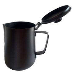 Elegantna crna džezva s upečatljivim poklopcem