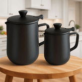 Elegantna crna džezva s upečatljivim poklopcem