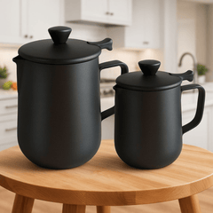 Elegantna crna džezva s upečatljivim poklopcem