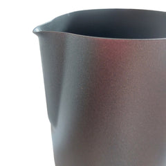 Elegantna crna džezva s upečatljivim poklopcem