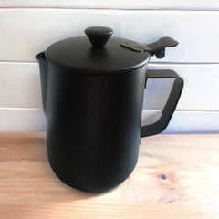 Elegantna crna džezva s upečatljivim poklopcem