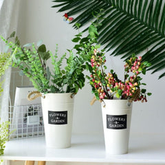 Elegantna Metalna Vaza za Vaš Dom