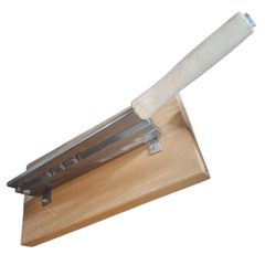 Elegantan profesionalni mesni sjekač s drvenom bazom za savršene rezove