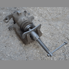 Komplet alata za lako i efikasno održavanje kočiona kliješta