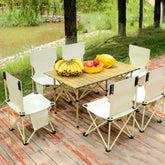 Moderna trpeze s četiri udobne stolice