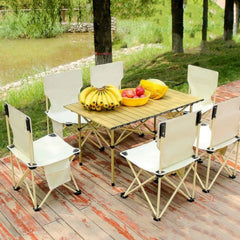 Moderna trpeze s četiri udobne stolice