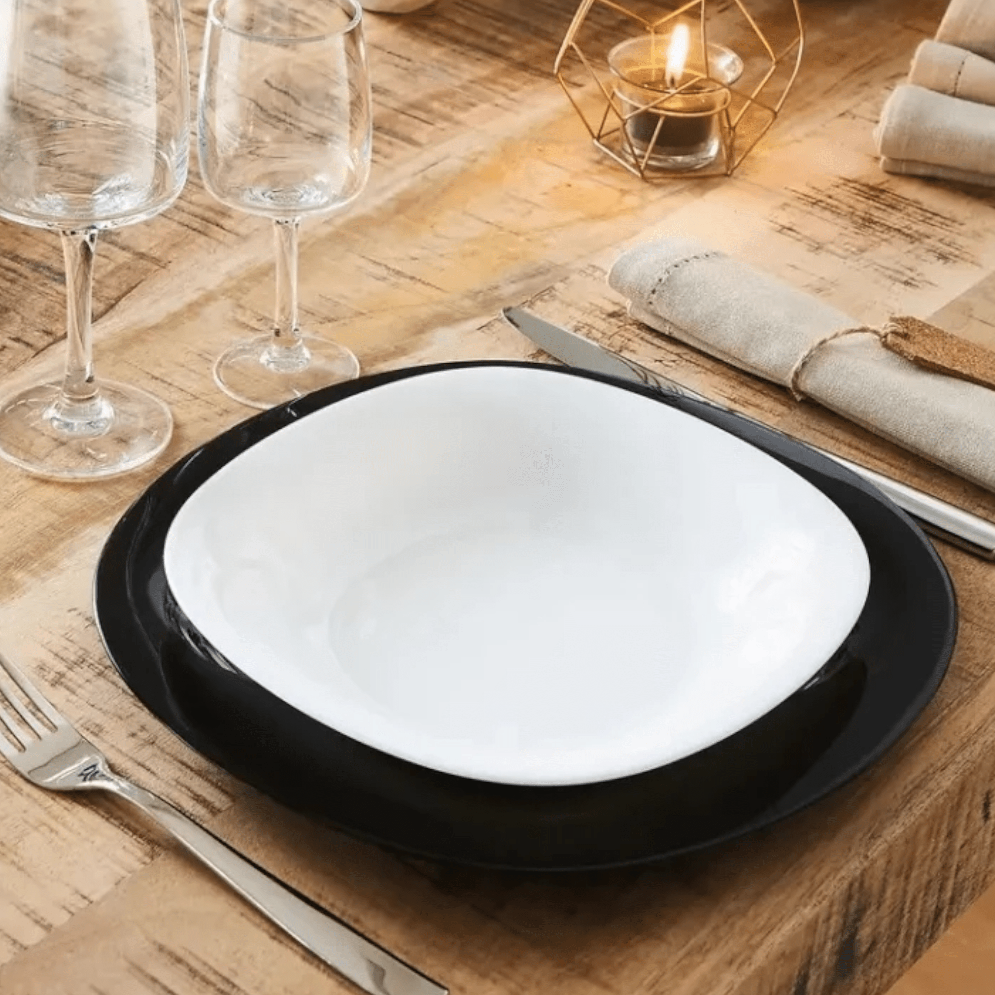 Elegantni 18-dijelni set crno-bijelih tanjira Arcopal za sofisticirane obroke