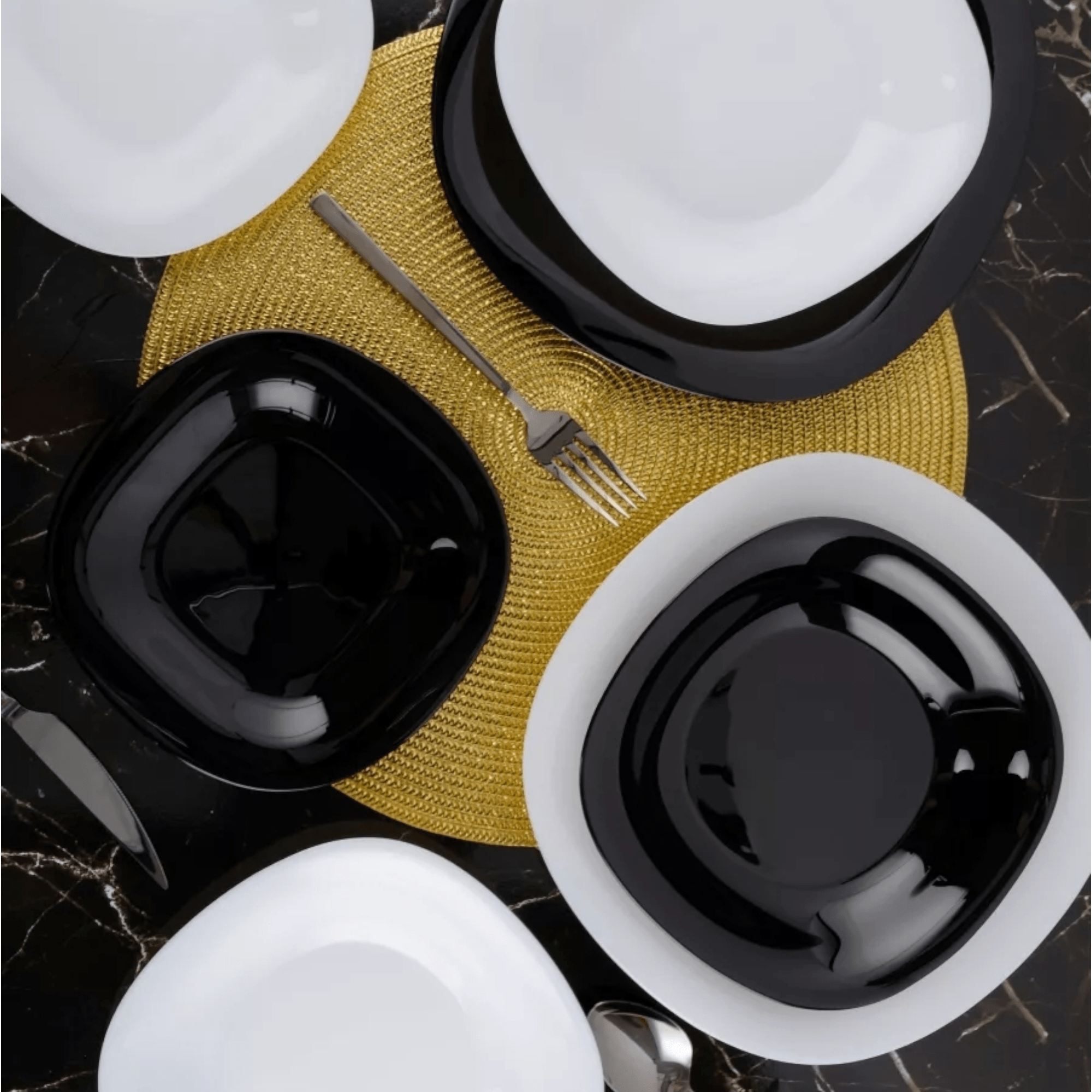 Elegantni 18-dijelni set crno-bijelih tanjira Arcopal za sofisticirane obroke