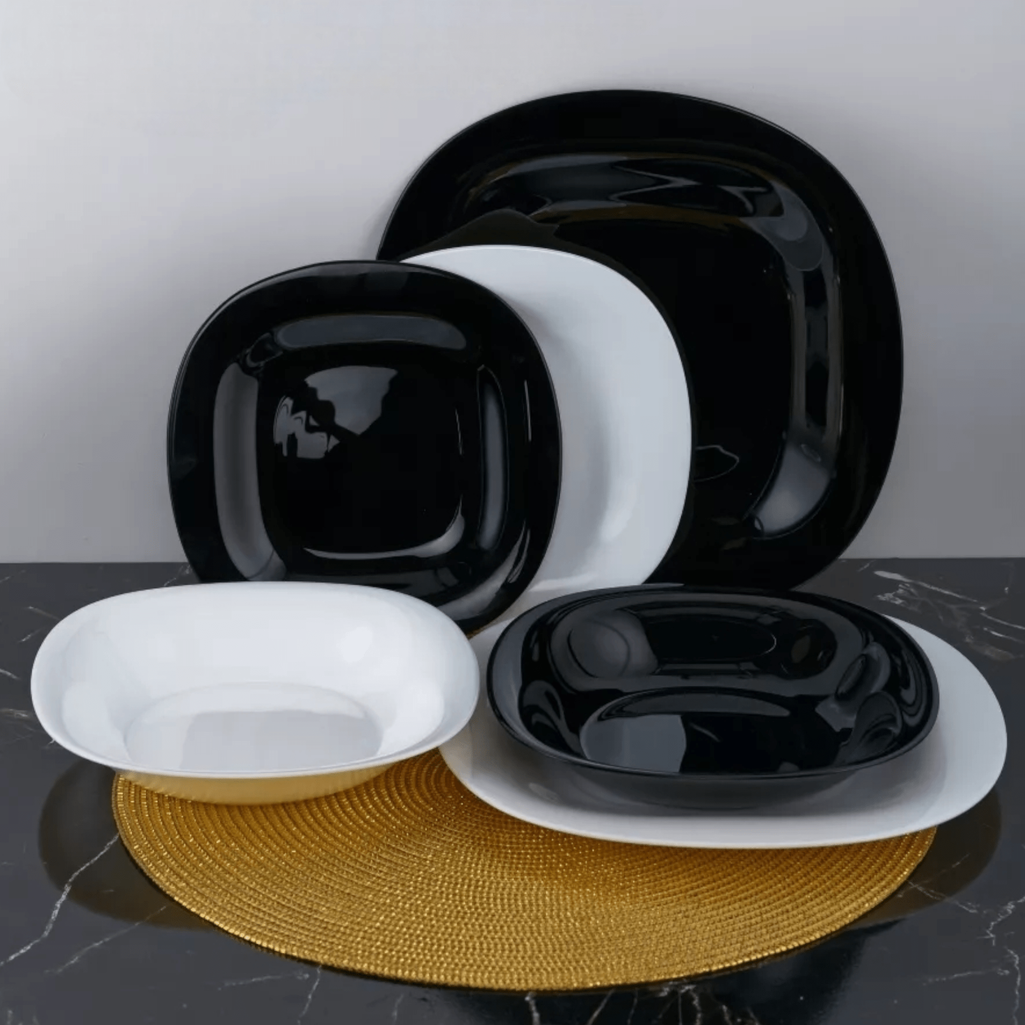 Elegantni 18-dijelni set crno-bijelih tanjira Arcopal za sofisticirane obroke