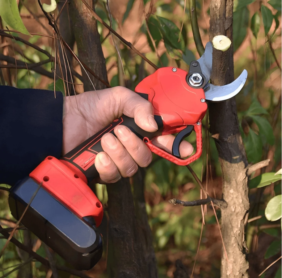 ✂️🌳 AKU MAKAZE ZA REZIDBU 48V – SNAGA I PRECIZNOST U TVOJOJ RUCI! 🔥