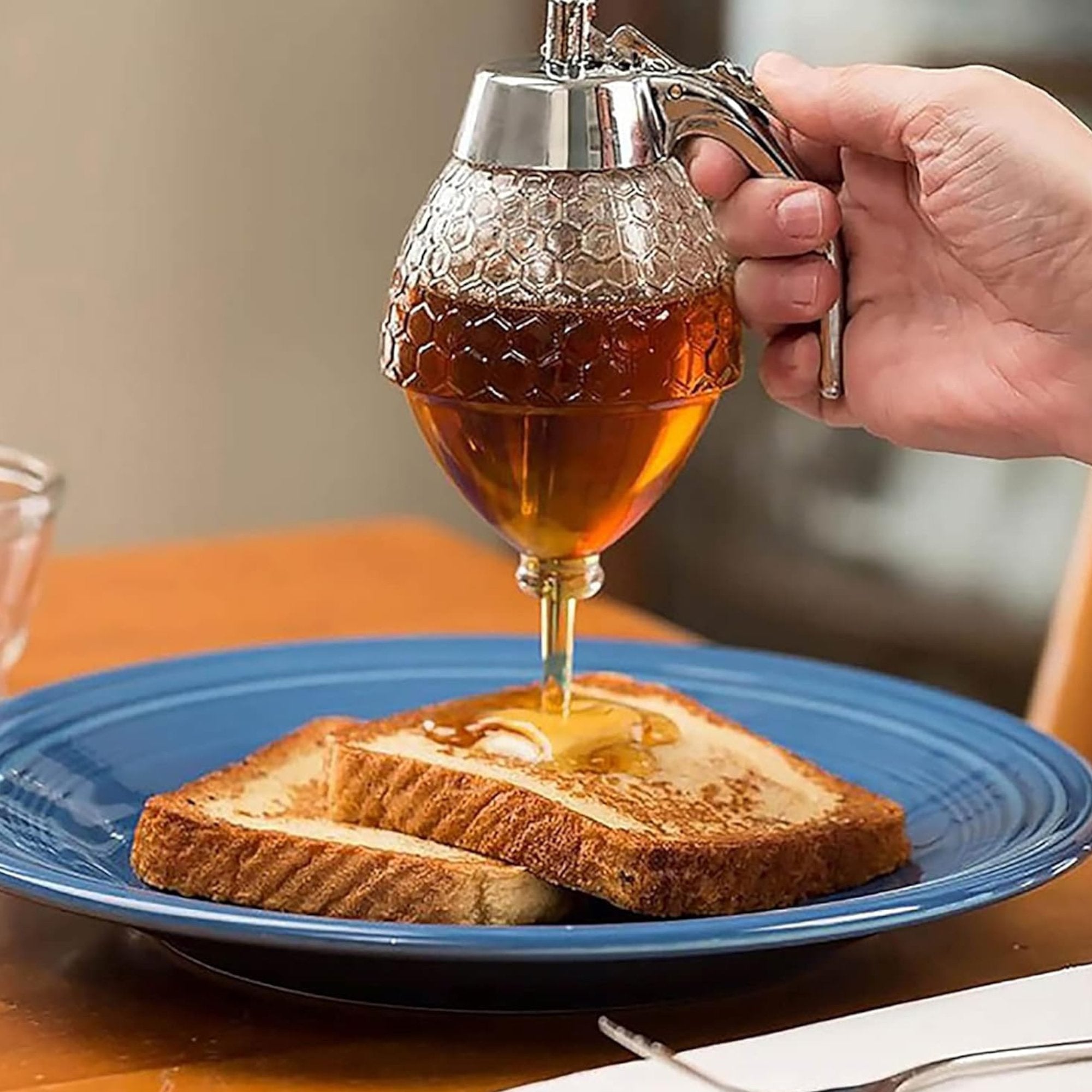 Praktični dozer za med i sirup