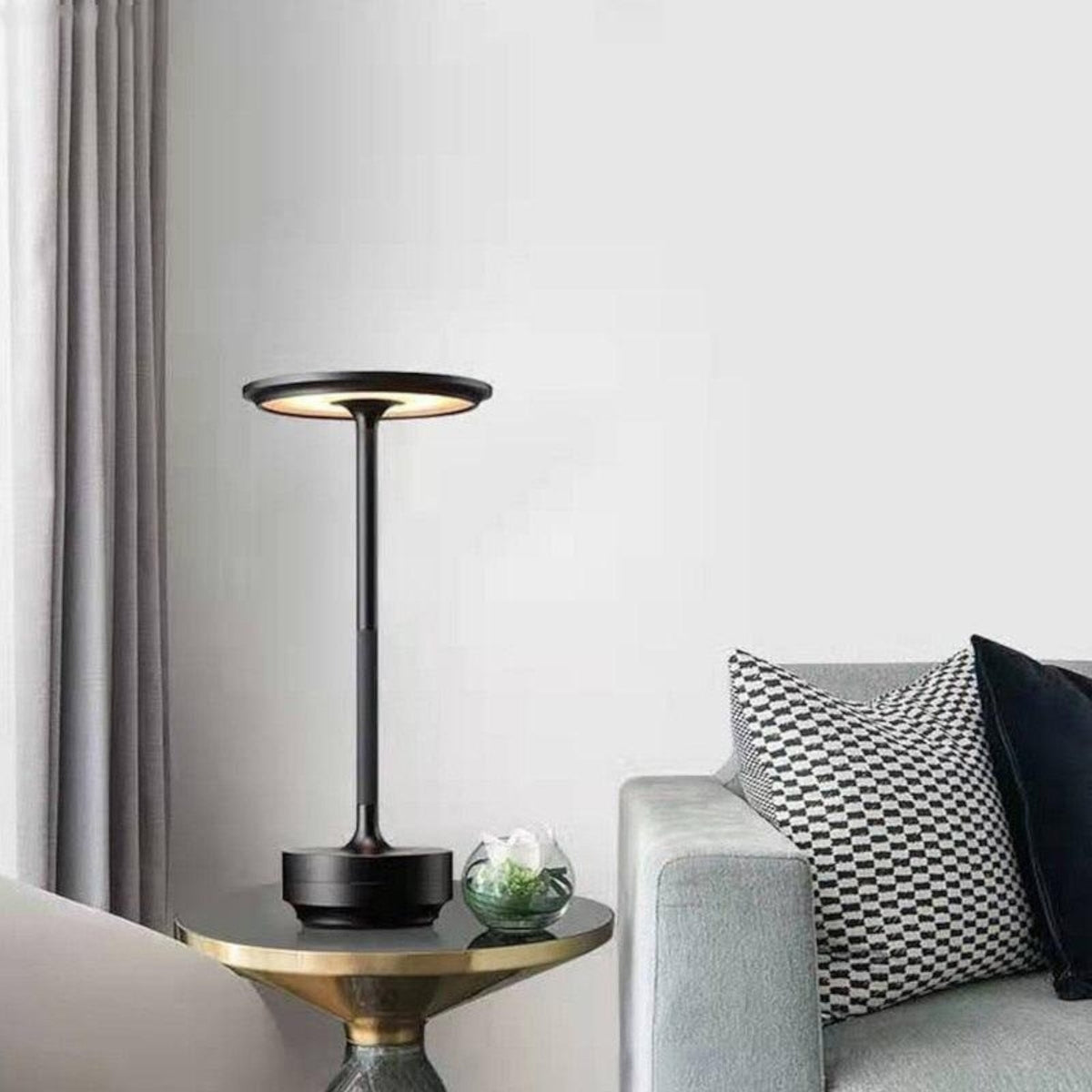 Moderna LED Metalna Stolna Lampa sa Touch Kontrolom