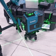 Makita Laserski 4D Nivelator s 16 Linija za Precizno Usmeravanje