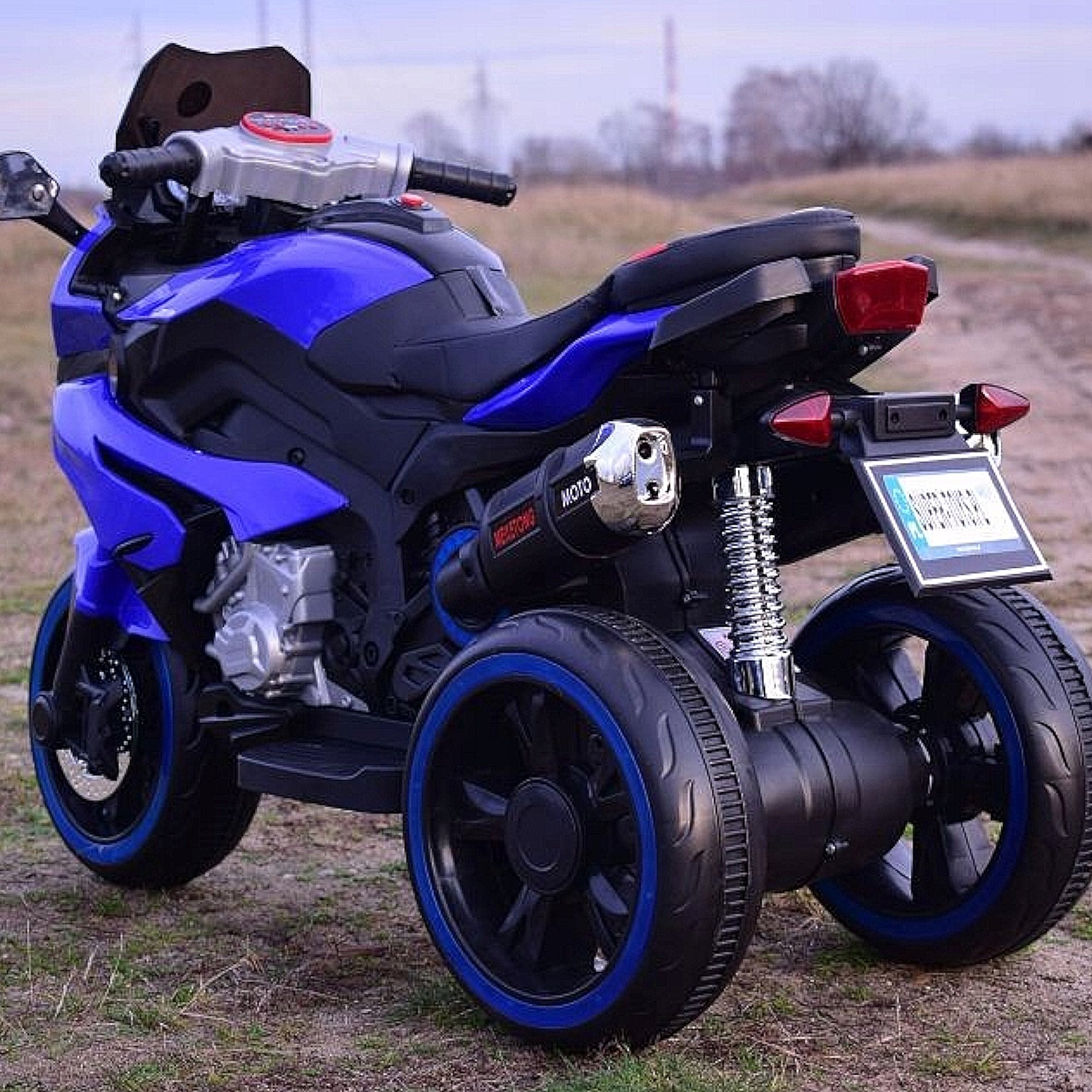 Akumulatorski motor na tri točke – odličan izbor za vašu vožnju!