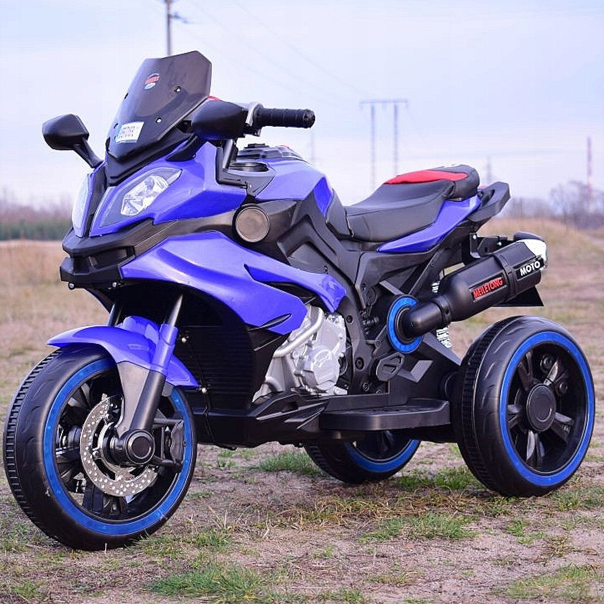 Akumulatorski motor na tri točke – odličan izbor za vašu vožnju!