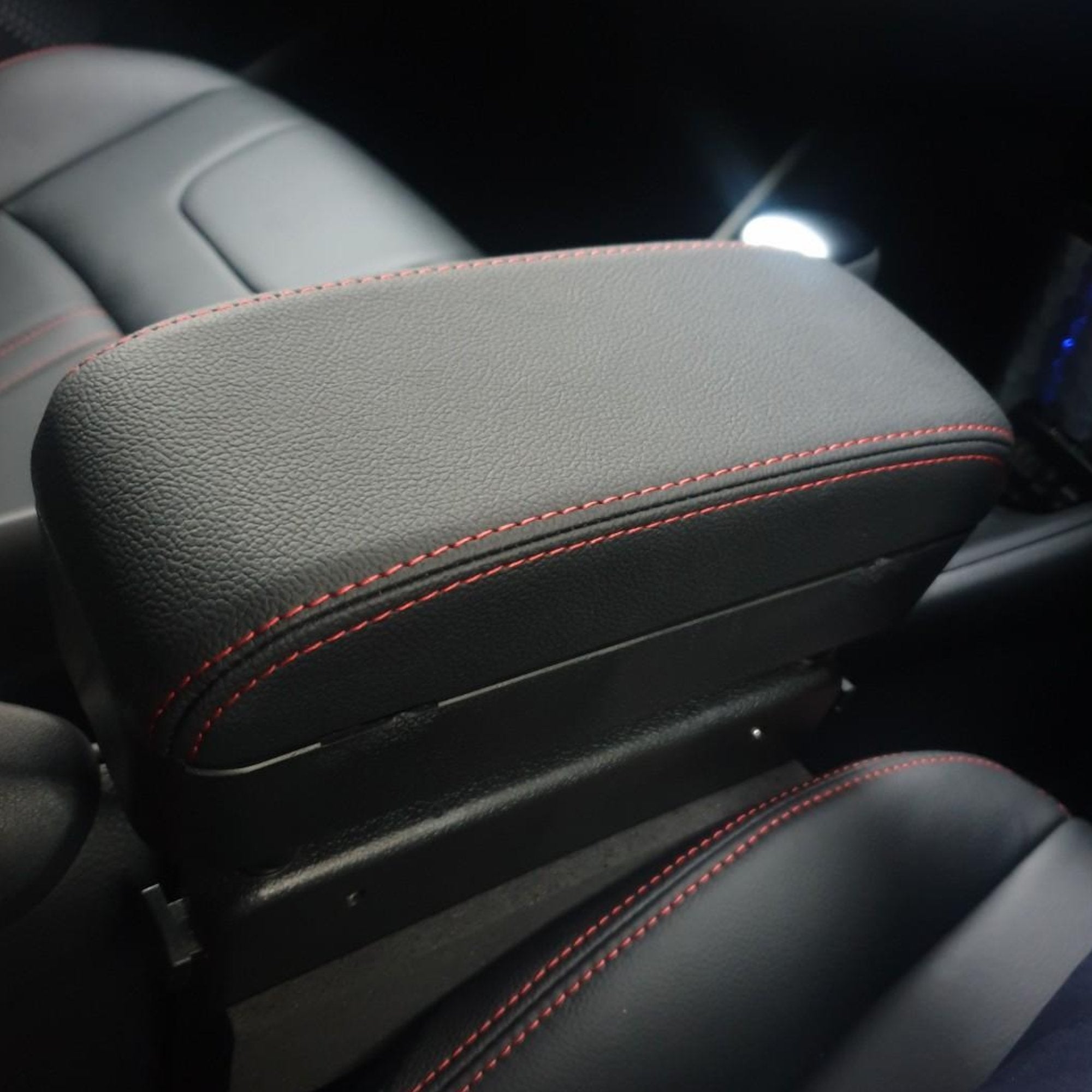 Svestrani Auto Naslon za Ruke s Bežičnim Punjenjem - Savršen Prijatelj na Putu!