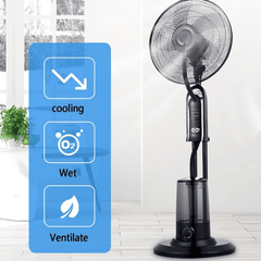 Podni ventilator s integriranim raspršivačem magle za osvježenje prostora