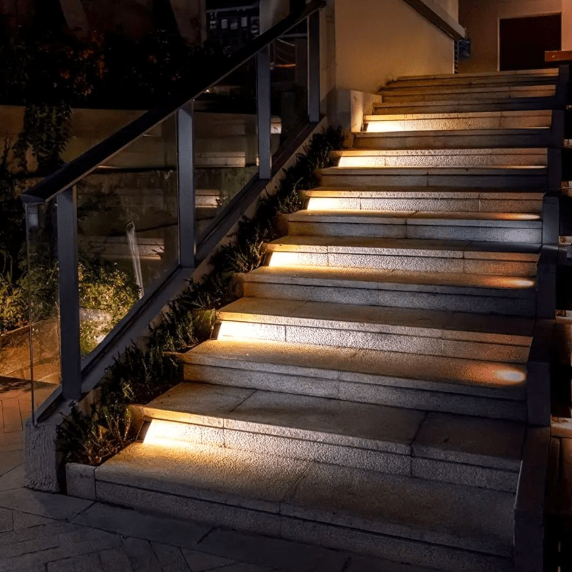 Energetski učinkovite solarne LED lampe za stepenice i vrt