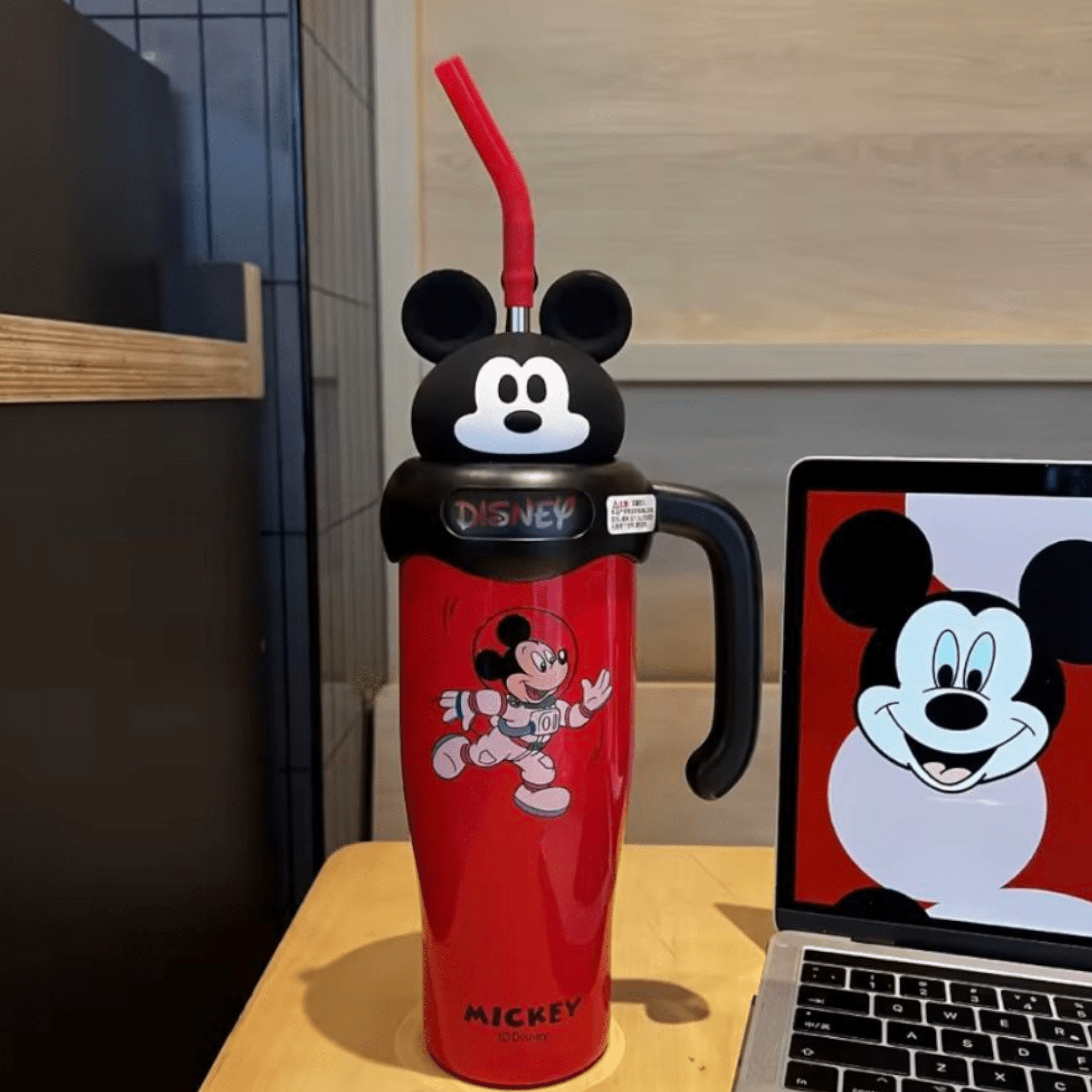 Botijão Térmico Disney com Estilo e Alegria!